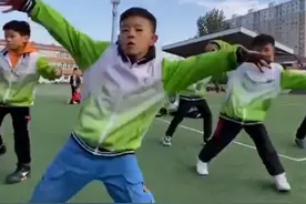 C位瞩目！小学生跳街舞托马斯旋转，跳得太棒简直就是出道水准图片