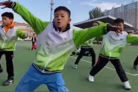C位瞩目！小学生跳街舞托马斯旋转，跳得太棒简直就是出道水准图片