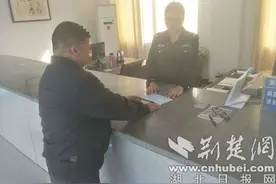 枣阳男子“黑户”多年 民警多方奔走帮他解决落户难题图片