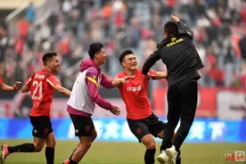 魏群：成都兴城顶住压力上演补时绝杀 是成熟球队才能做到的图片