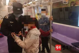 小学生在地铁上摔坏手机，怕被妈妈责怪心碎大哭图片