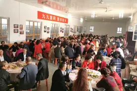 看，30多名老知青重阳节回到沁阳市西苟庄村，热闹又温暖图片