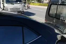 潮州饶平爆炸引发大火？当地消防：焚烧轮胎引起大火，已扑灭无爆炸无伤亡视频封面