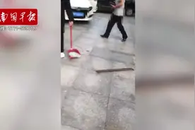 防城港一小区玻璃窗从25楼坠落！砸烂楼下两辆小车，车内1人受伤图片