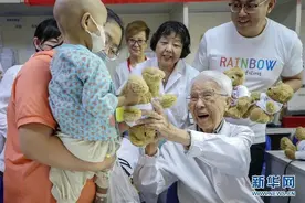 一生行医，一世仁心 | 暖闻热评图片
