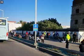 涉嫌危险驾驶罪！江苏一核载43人的大客车拉了近100人图片