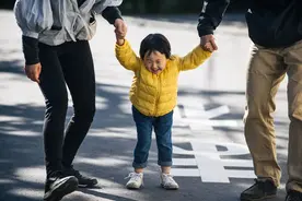 童年亲子关系对孩子的影响，远远超过学校、朋友和社会图片
