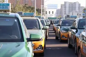 “一踩一嘎吱 一坐一个坑”潍坊的北京现代出租车主们恼了图片