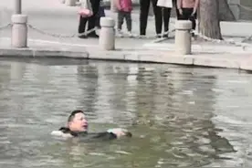 泰安一男子落水情形危急，附近店主匆忙跳入湖中成功搭救图片
