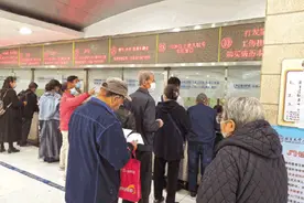 快评 | 无预约老人不能看病？数字化社会不应抛弃老年人图片