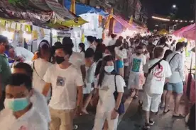 泰国普吉府民众庆祝斋节，身穿白衣斋沐祈福