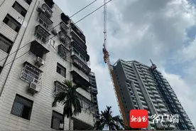 海口一工地楼房粉刷外墙 隔壁小区业主炸毛了：汽车成了“花脸猫”图片
