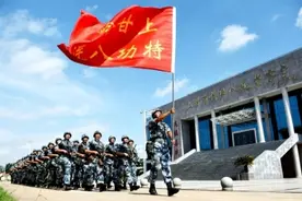 上甘岭上那面旗图片