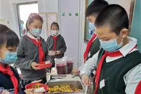 家长投票定价，每餐12至13元！武汉多所小学上调日托午餐标准图片