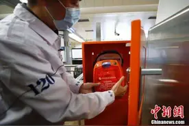 北京轨道交通车站配置“救命神器”自动体外除颤仪图片