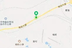 南宁一工程机械车运作时侧倒 一面包车路过被砸扁图片