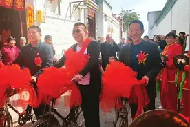 太原小伙骑单车娶媳妇 别样婚礼虽节俭也浪漫图片