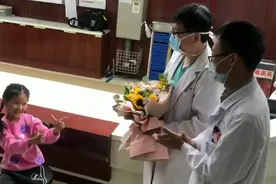 “我要谢谢你”泰安跳舞女孩小峻熙出院了，表演手势舞感谢医生图片