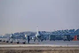 空军某试验训练基地：戈壁深处崛起军事科技人才高地图片