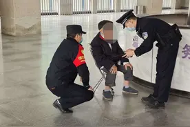 跟儿子进城生活多年思乡了，91岁老人独自离家欲乘火车回老家图片