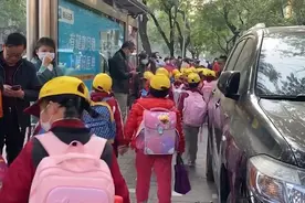 小学门口人行道停满私家车，学生放学挤得水泄不通│有事新京报图片