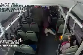 孩子，你弯腰捡垃圾的样子，真美图片