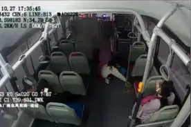 孩子，你弯腰捡垃圾的样子，真美图片