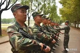 “东风快递小哥”第一次持枪有多帅？图片来了图片