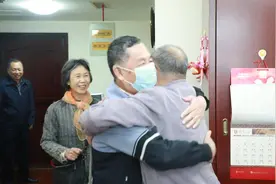 《南京日报》牵线 失联三十余年的志愿军老战士和昔日战友重聚图片
