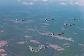 难得一见！歼-20双机抛干扰弹画面首次公开图片