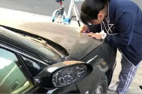 初一女生撞碎轿车后视镜留字条主动担责 车主：不会追究，已开另一辆车去上班图片