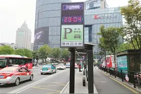 绿色停车位很抢手，市民素质很赞图片
