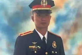 菲律宾警方突袭非法斗鸡现场，警长不幸被一只公鸡“杀死”图片