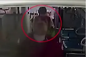 大妈公交车撒落食品来不及清理 小学生一次次弯腰捡起图片