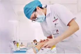 英雄从来不分年龄、不分性别 | 暖闻热评图片