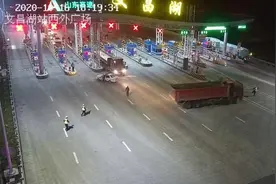 疯狂大货车三次闯卡 撞击警车 驾驶员被刑拘图片