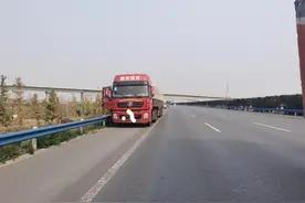 惊险！货车前轮十条螺丝断八条 高速交警及时喊停保安全图片