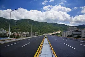 摩托车驾驶证全国“一证通考”扩大私家车免检范围 公安部：再推12项公安交管优化营商环境新措施图片