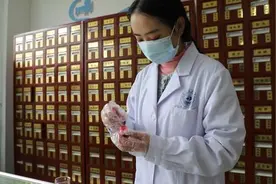 大二女生自制口红送妈妈：学习专业还满足爱美之心视频封面