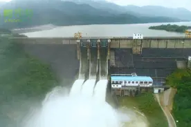 椰视频 | 场面太震撼！琼中红岭水库开闸泄洪腾库容图片