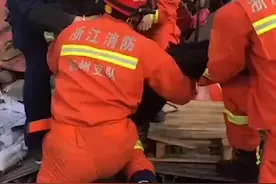 最有力的拥抱！消防员摔倒仍稳抱被救者…图片