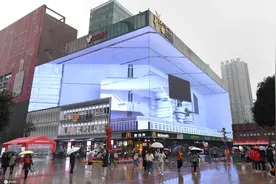 巨型裸眼3D屏亮相重庆 超酷炫“太空飞船”引人冒雨围观“打卡”图片