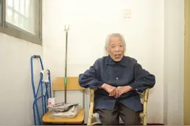 湖南103岁精致娭毑的日常：爱看报爱运动，爱追偶像剧，“看到年轻人就有活力”图片