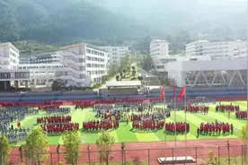 丽江一中学有25个民族的学生，课间千人齐跳最美民族舞图片