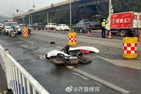 济南一电动车和大货车发生刮擦，事故造成2人当场死亡图片