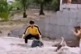 小女孩被海浪卷走 陌生小哥飞奔救回 网友点赞：救了一个家庭图片