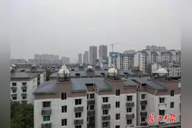 “平改坡”治楼顶漏水顽疾，老旧小区居民不再备接雨桶图片