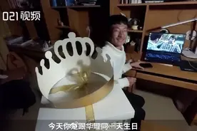 大一男生跟母校同一天生日，学校送来这些礼物……图片
