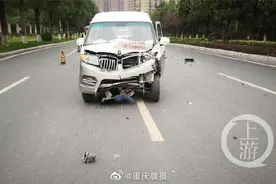 学员科目三考试中途熄火被追尾 面包车硬怼考试车图片