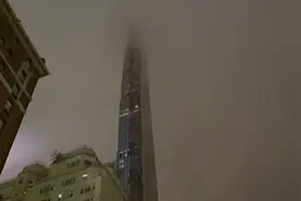 纽约摩天大楼塔吊因大风剧烈摇晃 建筑碎片从85层高空落下视频封面